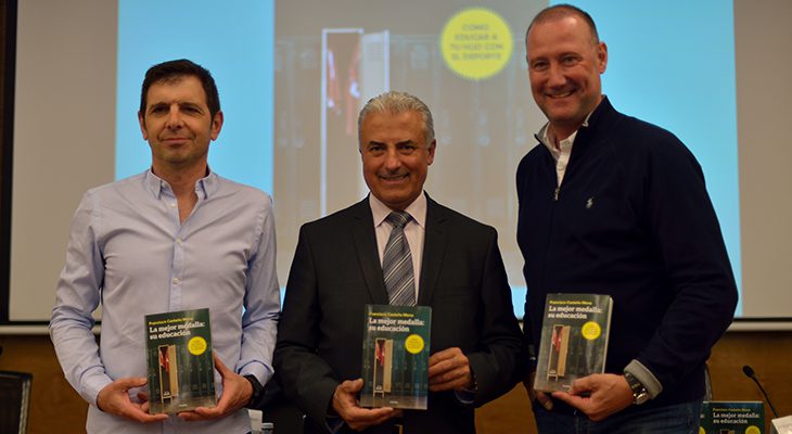 Francisco Castaño i Pedro García Aguado presenten el llibre “La Mejor medalla: su educación”